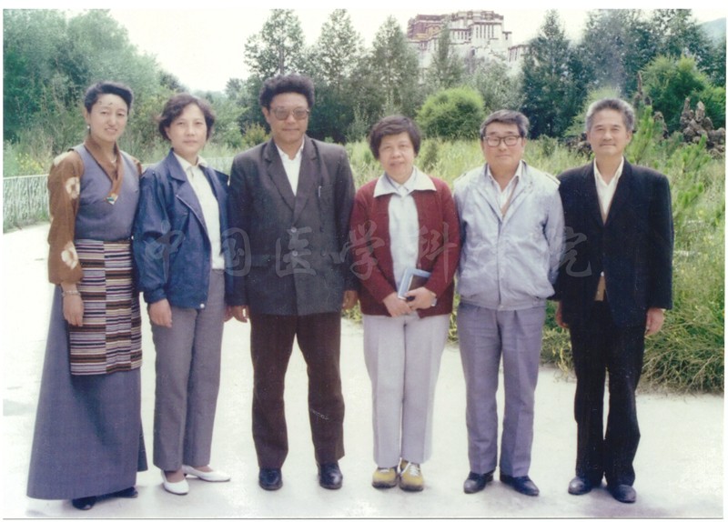 1990年副院校長戴玉華領隊慰問對口支援西藏自治區人民醫院的醫療隊員_副本.jpg 1990年副院校長戴玉華領隊慰問對口支援西藏自治區人民醫院的醫療隊員_副本.jpg