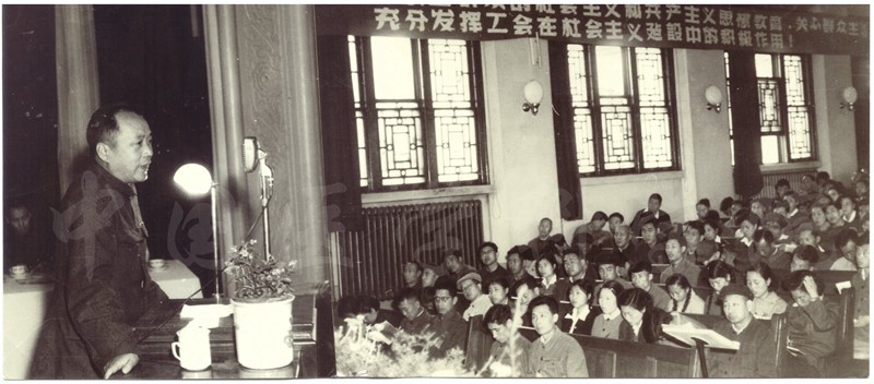 首屆工會大表大會黨委副書記李鐘勛做報告_副本.jpg 首屆工會大表大會黨委副書記李鐘勛做報告_副本.jpg