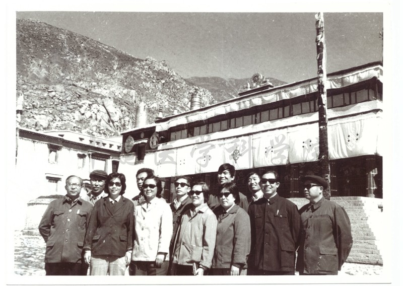 1984年第一批對口援藏醫(yī)療組成員合影_副本.jpg 1984年第一批對口援藏醫(yī)療組成員合影_副本.jpg