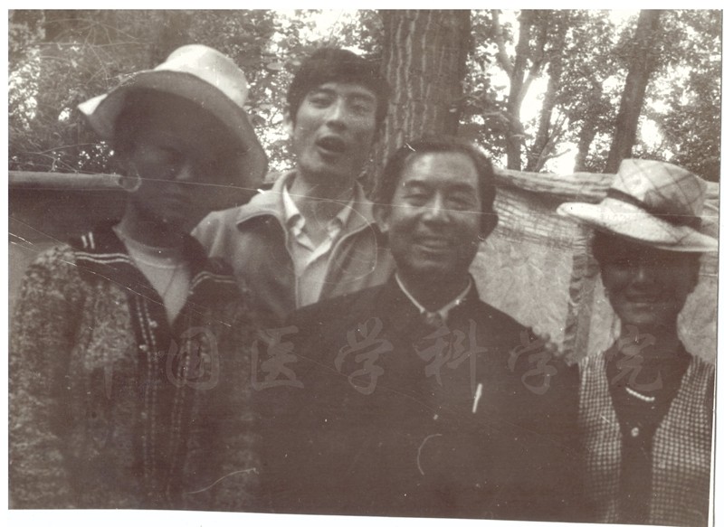 腫瘤醫(yī)院劉復生與藏族同胞_副本.jpg 腫瘤醫(yī)院劉復生與藏族同胞_副本.jpg