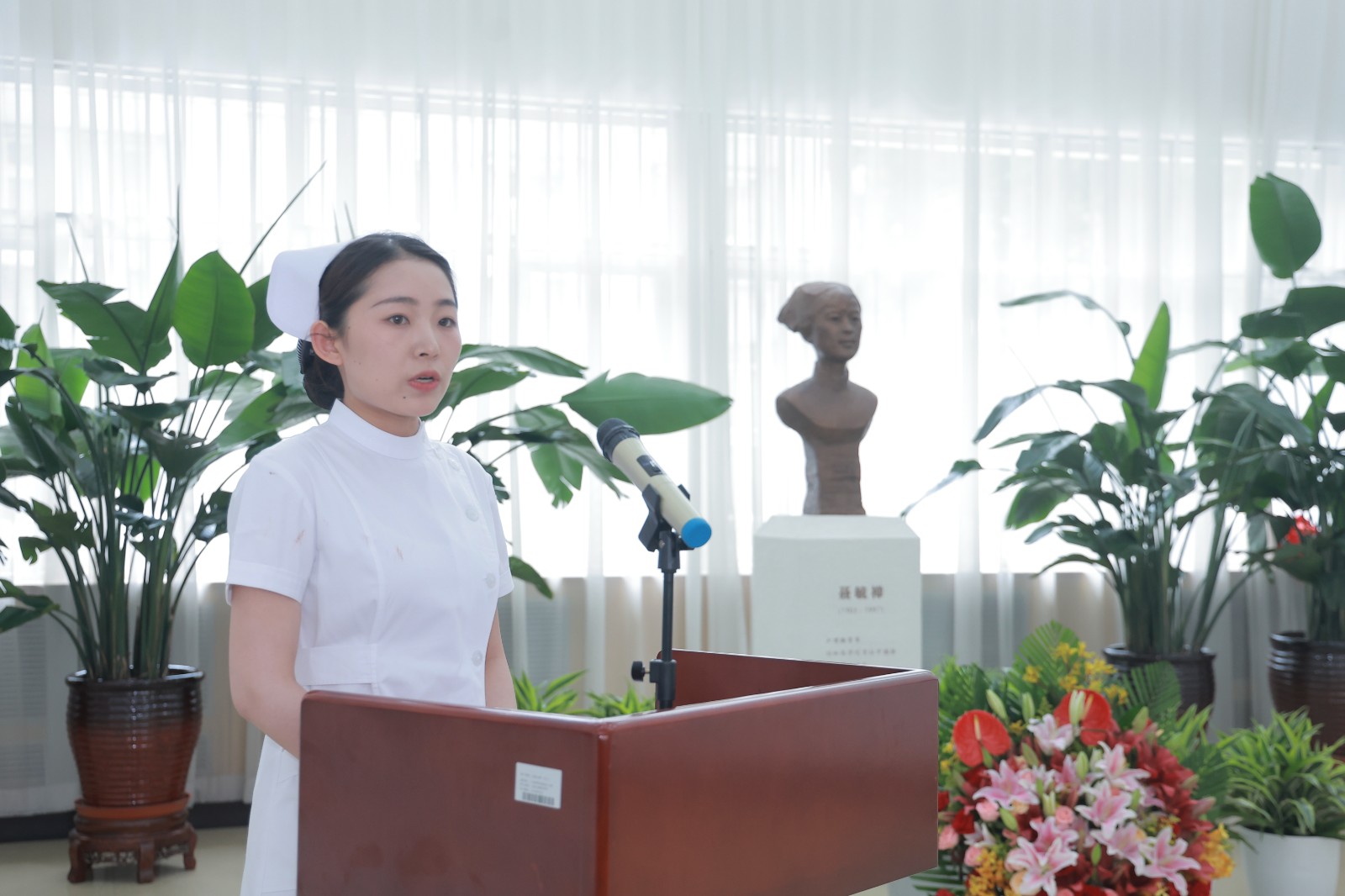 學生講話.jpg 學生講話.jpg