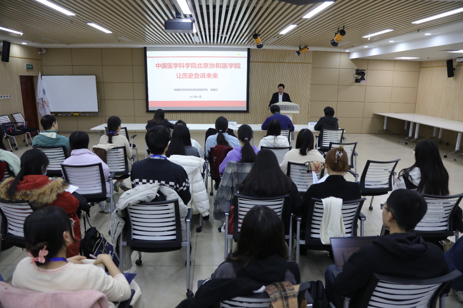 姚建紅書記講第一課.jpg 姚建紅書記講第一課.jpg