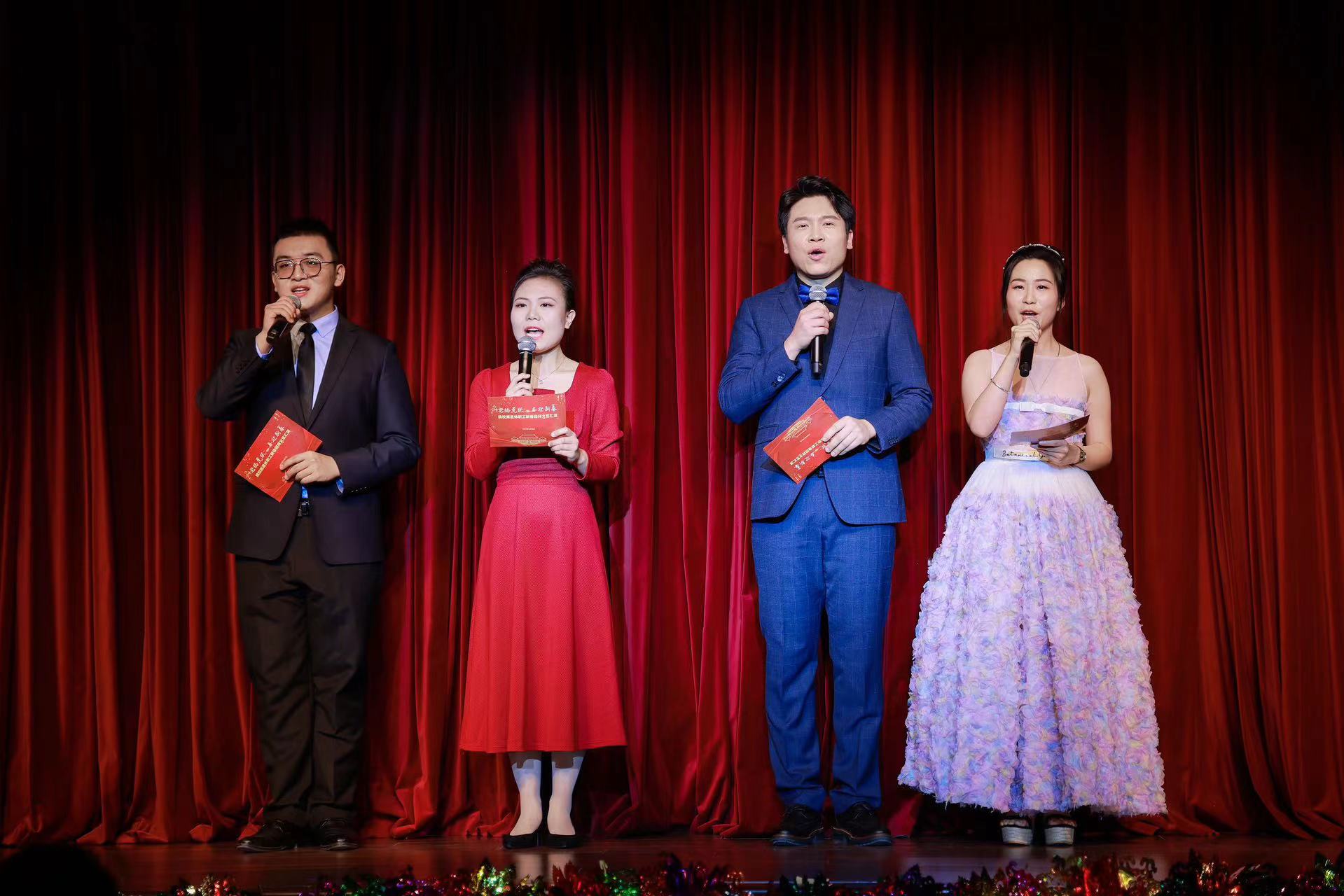 主持人.jpg 主持人.jpg