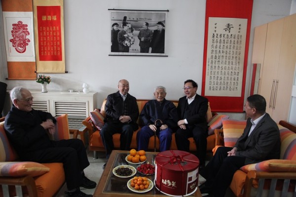 院校領導為黃乎老院長慶百歲生日